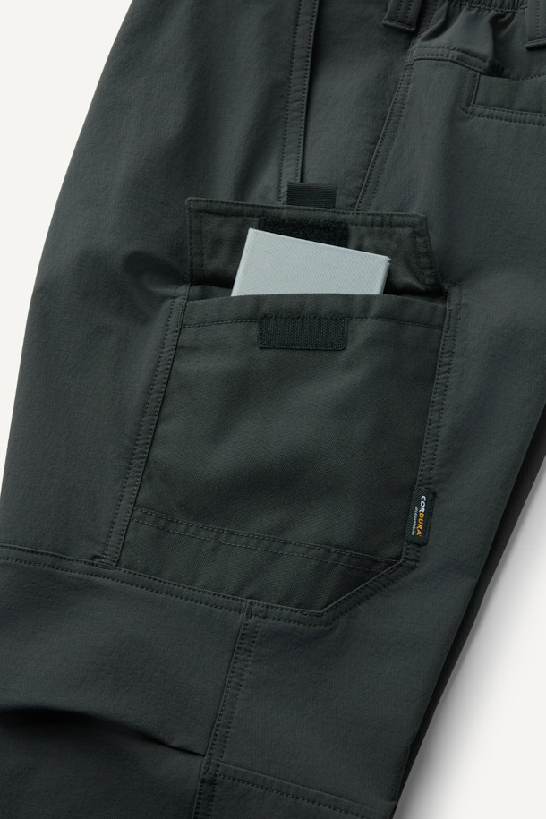 워크 에센셜 팬츠 V4는 밀리터리와 스포티 무드를 담은 공용 워크팬츠입니다. 카키와 그린 두 가지 색상으로 출시되었으며, 사계절 착용 가능한 긴 기장의 바지입니다. 나일론, 스판덱스, 코듀라 혼방 소재로 제작되어 스트레치, 수납성, 내구성이 뛰어납니다. 9개의 포켓과 YKK 지퍼, D링 고리 등의 디테일은 실용성을 높이고, 뒷밴딩 처리로 편안한 착용감을 제공합니다. 출근룩, 여행룩, 캠핑룩 등 다양한 TPO에 미니멀 또는 캐주얼 스타일로 활용하기 좋습니다.
