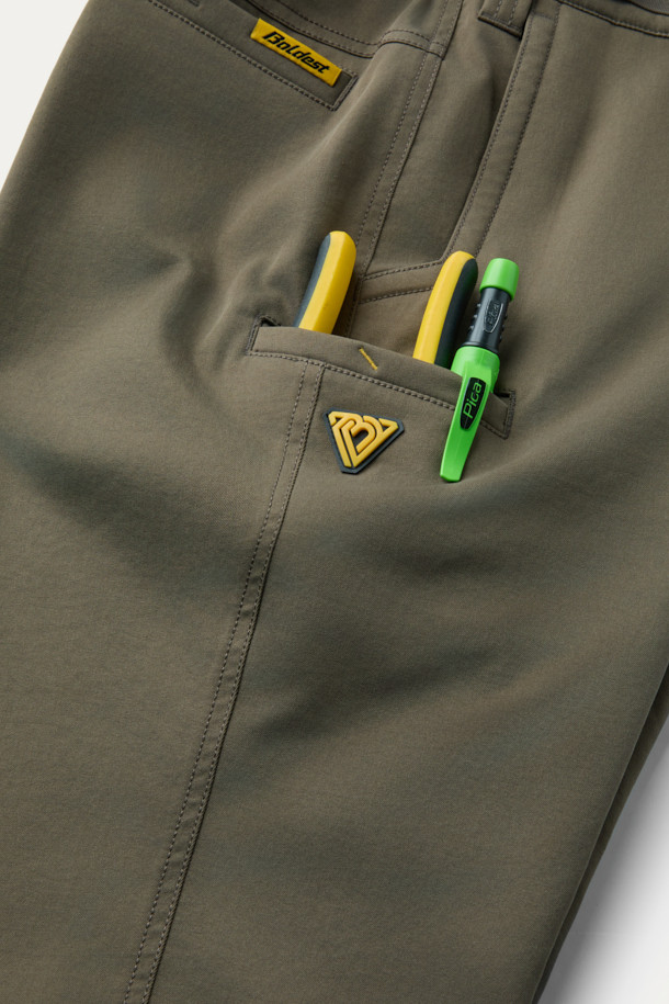 워크 에센셜 조거 팬츠 V3는 워크웨어와 일상, 스포티, 캐주얼 스타일을 모두 아우르는 공용 조거 팬츠입니다. 카키와 올리브 두 가지 색상으로 출시되었으며, 사계절 모두 착용 가능합니다. 부드러운 폴리에스테르 소재에 스탠다드핏 조거핏으로 편안한 착용감을 선사합니다. 밴딩 처리된 허리와 7개의 포켓 시스템, YKK 지퍼, D링 벨트고리, 무릎 턱 디테일, 파우치 호환 기능까지 갖춰 실용성을 더했습니다. 출근룩과 여행룩 모두 활용 가능하며, 스트레치, 흡습, 속건 기능으로 활동성을 높였습니다.
