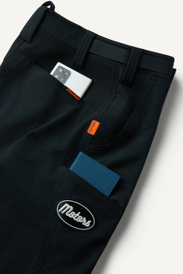 워크 시그니쳐 팬츠 V2 (화섬)는 남성용 워크웨어 스타일의 컴포트핏 긴 바지입니다. 나일론과 스판덱스 혼방 소재로 제작되어 사계절 내내 착용 가능하며, 두꺼운 두께감으로 내구성을 높였습니다. 무릎 패드 탈부착이 가능하며, 6개의 포켓 시스템과 볼디스트 파우치 호환 기능으로 실용성을 더했습니다. 또한 3줄 스티치 마감과 YKK 스냅/지퍼 사용으로 튼튼하게 제작되었으며, 미니멀한 블랙 컬러에 무지 패턴으로 다양한 출근룩과 워크샵룩에 활용하기 좋습니다.
