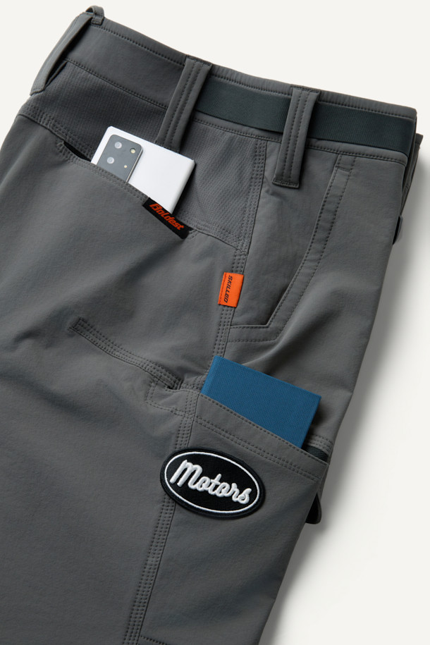 워크 시그니쳐' (Work Signature) 팬츠 V2 (화섬)는 남성용 컴포트핏 워크웨어 팬츠입니다. 나일론과 스판덱스 혼방 소재로 제작되어 사계절 내내 착용 가능하며, 작업용과 일상 모두 활용할 수 있습니다. 그레이 컬러의 무지 디자인이며, 편안한 착용감과 내구성을 제공합니다. 무릎 패드 탈부착 기능, 6개 포켓, 볼디스트 파우치 호환, 3줄 스티치 마감, YKK 스냅 및 지퍼를 사용하여 실용성을 더했습니다. 출근룩과 워크샵룩, 미니멀 및 캐주얼 스타일을 선호하는 분들께 추천합니다.
