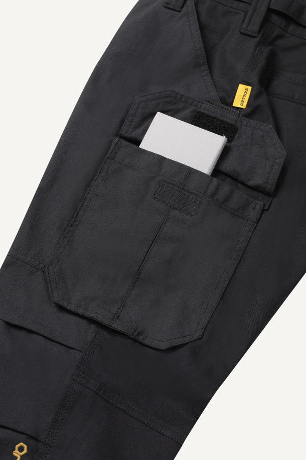 아라미드 쉴드 조거 팬츠 V3는 워크웨어와 일상, 스포티, 밀리터리 스타일을 아우르는 남성용 조거 팬츠입니다. 블랙 색상으로 사계절 착용 가능하며, 코듀라와 아라미드 소재를 사용하여 내구성과 내마모성을 높였습니다. 발수 기능과 신축성을 갖춰 활동성을 보장하며, 스탠다드핏 조거핏으로 편안한 착용감을 제공합니다. 10개의 포켓, YKK 지퍼, 더블 스티치, 무릎 보호 시스템, 툴 파우치 호환 등 다양한 디테일이 특징입니다. 출근룩, 워크샵룩, 캠핑룩 등 다양한 TPO에 활용할 수 있습니다.
