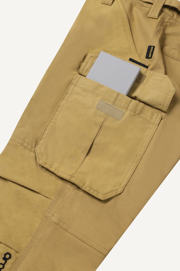 아라미드 쉴드 조거 팬츠 V3는 일상과 워킹 활동에 적합한 조거핏 바지입니다. 베이지 색상으로, 사계절 내내 착용 가능하며 스포티와 밀리터리 스타일을 동시에 연출합니다. 코듀라와 아라미드 소재를 사용하여 내구성과 신축성이 뛰어나고, 발수 기능까지 갖췄습니다. 10개의 포켓, YKK 지퍼, 더블 스티치, 무릎 보호 시스템, 파우치 호환 등 다양한 기능과 특징을 제공합니다. 스탠다드핏으로 편안하게 착용할 수 있으며, 워크웨어, 미니멀 스타일을 선호하는 분들께 추천합니다.
