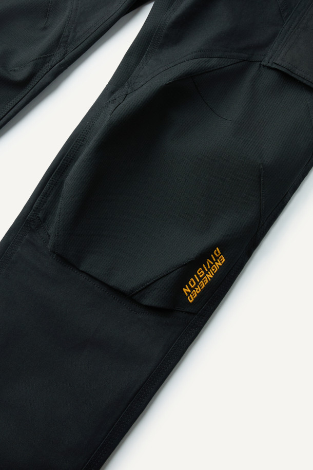 크래프트맨 팬츠 V4는 남성용 워크웨어 팬츠로, 사계절 착용이 가능합니다. 블랙 컬러의 무지 디자인에 스포티와 밀리터리 스타일을 더했으며, 컴포트 핏으로 편안한 착용감을 제공합니다. 면혼방, 코듀라, 나일론 등 튼튼한 소재를 사용하여 내구성을 높였으며 발수 및 스트레치 기능도 갖췄습니다. YKK 스냅/지퍼, 12개 포켓 시스템, 인체공학적 패턴, 밑단 너비 조절 기능, 코듀라 500D 원단 덧댐 등 실용적인 디테일이 돋보입니다. 출근룩, 워크샵룩, 가을 나들이룩 등 다양한 TPO에 워크웨어, 미니멀, 캐주얼 스타일로 활용하기 좋습니다.
