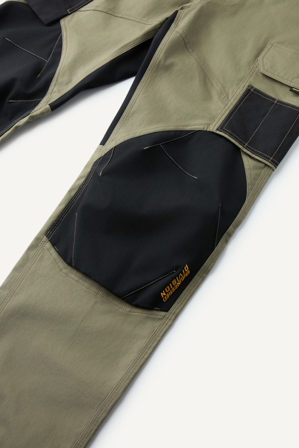 크래프트맨 팬츠 V4는 워크웨어와 일상, 출근룩과 워크샵룩에 모두 어울리는 남성용 워크팬츠입니다. 카키와 블랙 두 가지 색상으로 제공되며, 스포티하면서도 밀리터리 무드를 연출합니다. 면혼방, 나일론, 코듀라 소재를 사용하여 사계절 착용 가능하며, 두꺼운 두께감과 뻣뻣한 촉감이 특징입니다. 컴포트핏으로 편안함을 제공하며, 발수, 신축성, 내구성을 갖춰 활동성을 높였습니다. YKK 스냅/지퍼, 12개 포켓 시스템, 인체공학적 패턴, 코듀라 500D 원단 덧댐, 밑단 너비 조절 기능까지 갖춘 완성도 높은 팬츠입니다.
