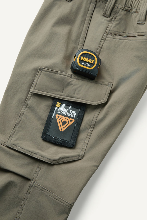 밀리터리, 워크웨어 스타일의 안티케미컬 팬츠입니다. 카키와 올리브 두 가지 색상으로 제공되며, 사계절 착용이 가능합니다. 나일론 소재로 제작되어 방수, 발수, 내화학 기능과 스트레치성을 갖춰 편안한 착용감을 선사합니다. 9개의 포켓, 카고 포켓, D링, 3M 재귀반사, 벨크로, 스냅 버튼 등 다양한 디테일이 돋보이며 YKK 지퍼를 사용하여 내구성을 높였습니다. 넉넉한 컴포트핏과 뒷밴딩 처리로 활동성을 더하여 출근룩, 캐주얼룩으로 활용하기 좋습니다.
