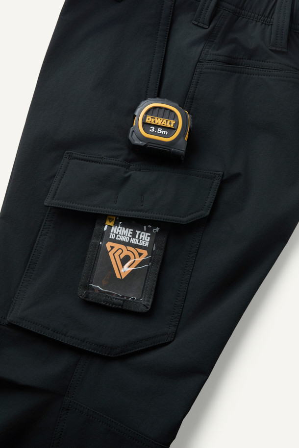 안티케미컬 팬츠는 작업과 일상 모두를 아우르는 활용도 높은 워크 팬츠입니다. 밀리터리 및 스포티 스타일을 결합하여 트렌디한 디자인을 선보이며, 사계절 착용 가능한 실용성을 갖췄습니다. 블랙 컬러의 긴 기장으로, 허리 스트레치 밴딩이 적용되어 편안한 컴포트핏을 제공합니다. 방수, 내화학 기능과 스트레치 소재로 활동성을 높였으며, 수납성을 고려한 9개의 포켓, YKK 지퍼, D링, 3M 재귀반사, 벨크로, 스냅, 플랩 등의 디테일이 돋보입니다. 출근룩, 워크웨어, 미니멀, 스포티 스타일을 선호하는 분들에게 적합합니다.
