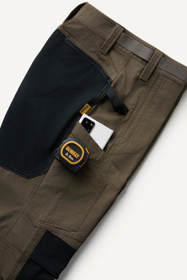 라이트워크 일렉트릭션 팬츠는 남성용 워크웨어 스타일의 긴바지로, 봄, 여름, 가을 계절에 적합합니다. 카키와 블랙 두 가지 색상으로 출시되었으며, 컴포트핏으로 편안한 착용감을 제공합니다. 내구성이 뛰어나고 스트레치 기능이 있으며, 총 8개의 수납 포켓을 갖춰 실용성을 높였습니다. 무릎 패드 탈부착이 가능하며, YKK 지퍼와 벨트고리 D링을 적용하여 편의성을 더했습니다. 작업용, 일상, 출근룩, 워크샵룩, 캠핑룩 등 다양한 TPO에 맞춰 캐주얼, 미니멀 스타일로 연출할 수 있습니다.
