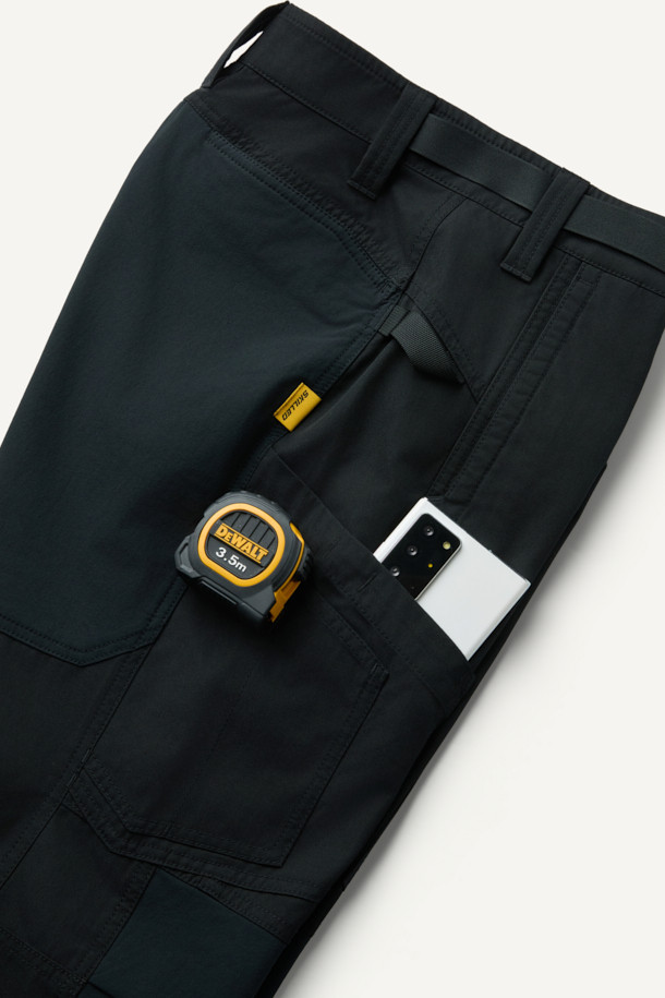 라이트워크 일렉트릭션 팬츠는 남성용 워크웨어 스타일의 워크팬츠입니다. 블랙 컬러의 면혼방 및 나일론 소재로 제작되어 봄, 여름, 가을에 착용하기 좋습니다. 컴포트핏으로 편안한 착용감을 제공하며, 무지 패턴에 중간 두께감으로 제작되었습니다. 작업 용도는 물론 일상에서도 활용 가능하며, 무릎 패드 탈부착, 총 8개의 포켓, YKK 지퍼, D링, 툴 파우치 호환 등의 기능으로 실용성을 높였습니다. 출근룩, 워크샵룩, 캠핑룩 등 다양한 TPO에 미니멀하고 캐주얼하게 스타일링할 수 있습니다.
