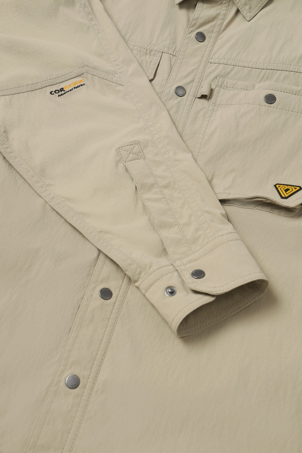 라이트워크 코듀라 셔켓은 워크웨어와 일상 모두 소화 가능한 남녀 공용 셔켓입니다. 베이지 색상으로 출시되었으며, 봄, 가을, 겨울 세 계절 모두 활용 가능합니다. 얇은 두께감에 코듀라, 나일론, 스판덱스 혼방 소재를 사용하여 방수, 신축성, 내구성, 내마모성까지 갖췄습니다. 컴포트핏 레귤러 기장으로 편안한 착용감을 제공하며, 8개의 포켓 시스템과 소매 롤업 기능, 금속 스냅 버튼, 볼펜 홀더, 다용도 고리 등 실용적인 디테일이 돋보입니다. 캐주얼, 워크웨어, 미니멀 스타일을 즐겨 입는 분들께 추천합니다.
