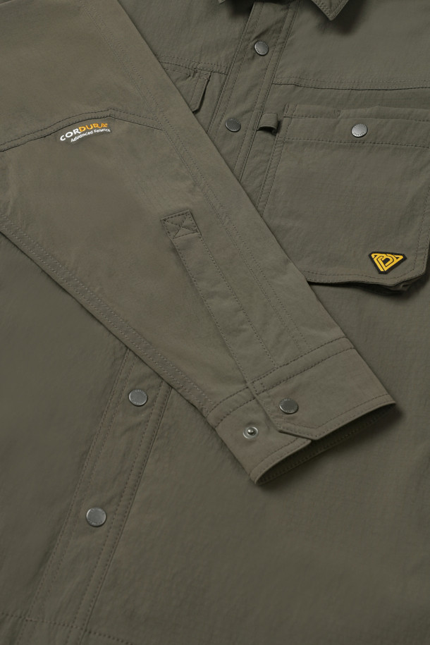 라이트워크 코듀라 셔켓은 봄, 가을, 겨울 세 계절 모두 활용 가능한 공용 셔켓입니다. 캐주얼, 스포티, 워크웨어 스타일을 아우르는 디자인으로, 일상, 워크, 출근룩, 워크샵룩, 가을 나들이룩 등 다양한 TPO에 적합합니다. 방수, 발수 기능을 갖춘 코듀라, 나일론, 스판덱스 혼방 소재로 제작되어 활동성과 편안함을 제공하며, 컴포트핏으로 편안한 착용감을 선사합니다. 카키, 올리브 두 가지 색상으로 출시되었으며, 얇은 두께감과 긴 소매 기장이 특징입니다. 8개의 수납 포켓, 소매 롤업 기능, 금속 스냅 버튼, 액션 플리츠, 펜 홀더, 다용도 고리 등 실용적인 디테일이 돋보입니다.
