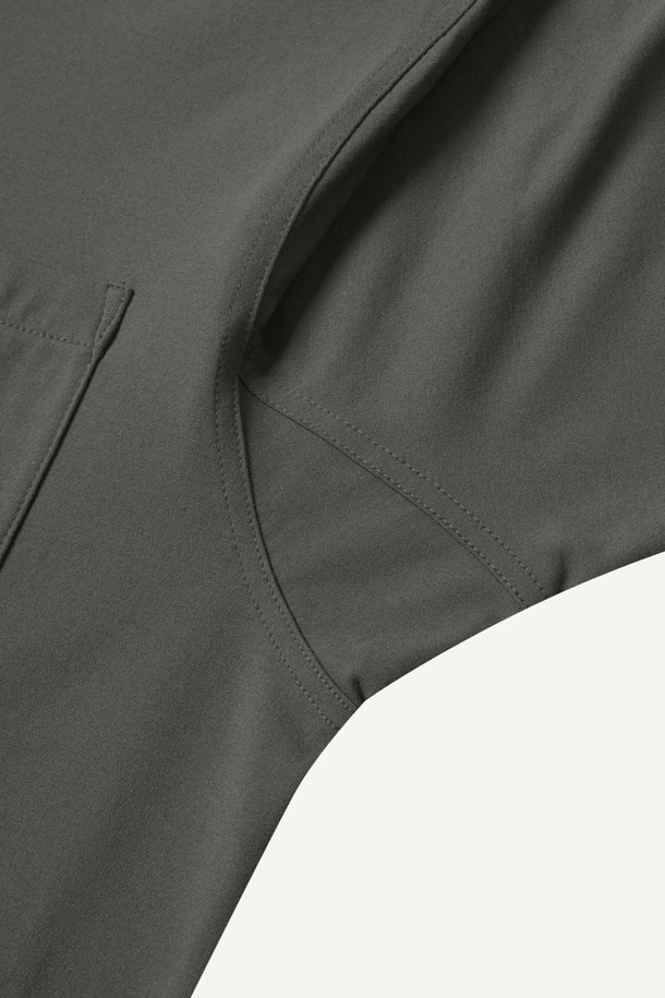 워크 에센셜 포켓 긴팔 티셔츠 V3는 워크웨어와 일상 모두에 적합한 공용 긴팔 티셔츠입니다. 폴리지 그린 컬러에 베이직하고 심플한 스타일로, 봄, 여름, 가을, 겨울 사계절 모두 착용 가능합니다. 스탠다드핏에 라운드넥 디자인이며, 소로나와 나일론 혼방의 소재로 제작되어 흡습, 속건, 신축성이 뛰어납니다. 가슴 포켓, 소매 포켓, 펜꽂이, 심볼 와펜 등 워크웨어 스타일을 살리는 디테일과 겨드랑이 액션 분량이 특징입니다. 출근룩과 워크샵룩, 미니멀, 워크웨어, 캐주얼 스타일을 즐겨 입는 분들께 추천합니다.
