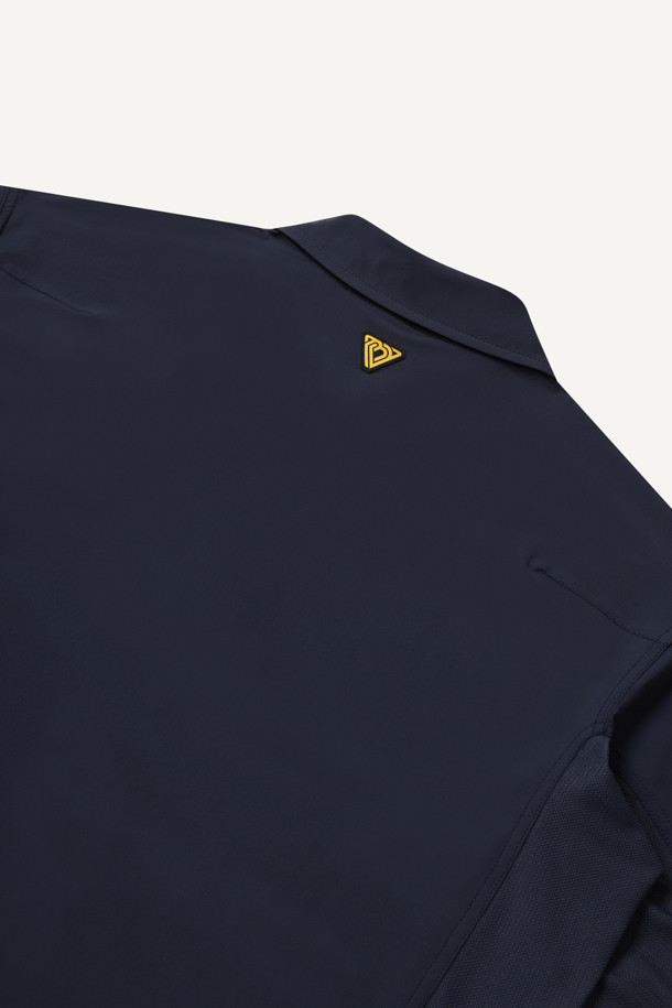 네이비 컬러의 워크 쿨링 폴로 반팔 티셔츠입니다. 여름철 워크웨어와 일상복으로 활용하기 좋은 스탠다드핏의 폴로 티셔츠로, 나일론과 폴리우레탄 혼방 소재로 제작되어 부드러운 촉감과 뛰어난 신축성을 자랑합니다. 흡습, 속건, 냉감, 통기성 기능을 갖춰 쾌적한 착용감을 제공하며, YKK 스냅 버튼, 펜꽂이 포켓, 벨크로 시스템, 3M 재귀반사 프린트, 메쉬 소재 통기성 등 다양한 디테일이 돋보입니다. 스포티하고 미니멀한 디자인으로 워크샵룩, 여행룩 등 다양한 TPO에 활용할 수 있습니다.
