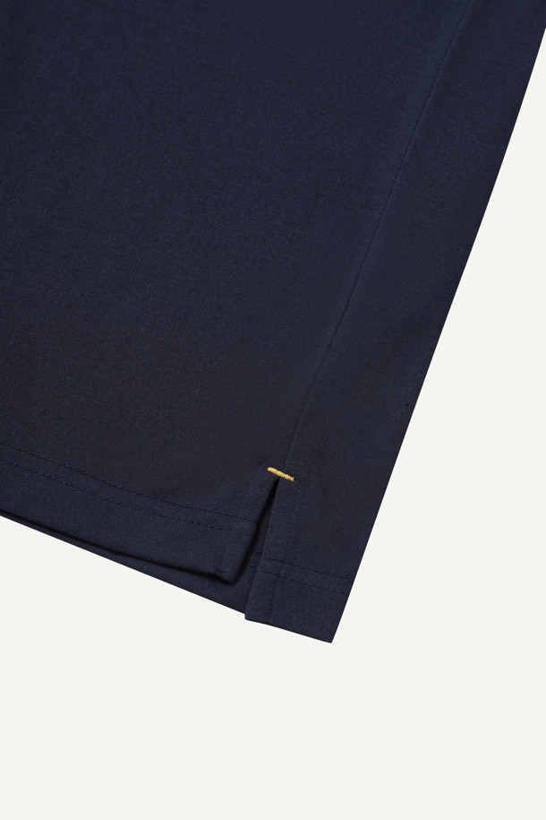 네이비 컬러의 방적사 긴팔 티셔츠입니다. 컴포트 핏으로 제작되어 편안한 착용감을 제공하며, 라운드넥 디자인으로 깔끔한 느낌을 줍니다. 부드러운 촉감의 폴리에스테르 소재로 제작되어 사계절 내내 활용 가능하며, 보온성과 흡습성이 뛰어나 실용적입니다. 펜꽂이 포켓, 밑단 트임, 갈라삼봉 스티치, 브랜드 와펜, 로고 라벨 등의 디테일이 돋보이며, 출근룩이나 워크샵룩, 미니멀, 워크웨어, 클래식 스타일을 즐기는 분들께 추천합니다.
