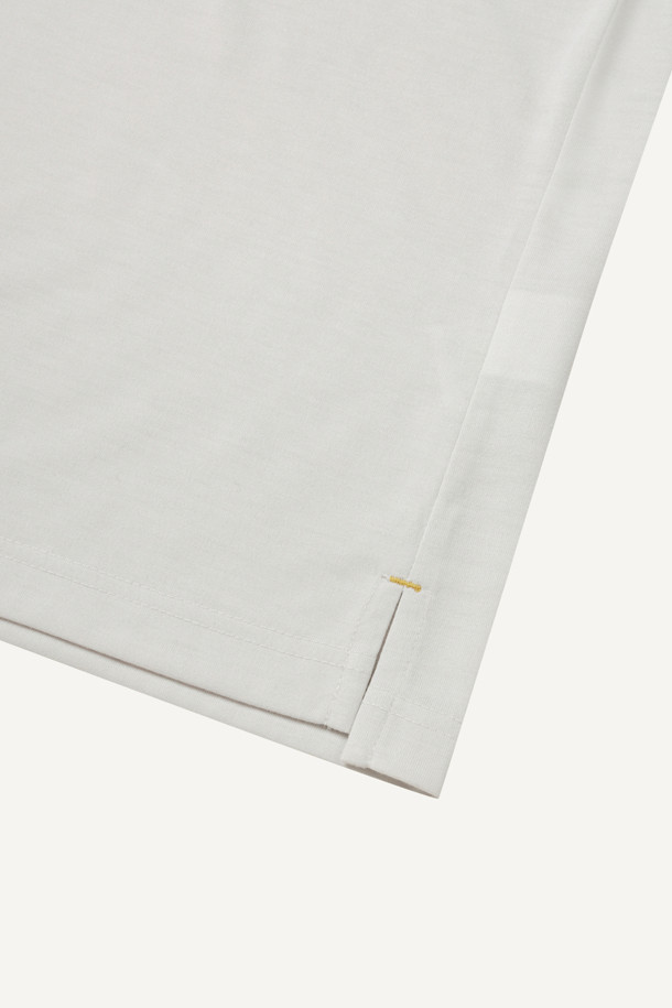 본 방적사 긴팔 티셔츠는 워크웨어 및 일상복으로 활용하기 좋은 베이직 스타일의 긴팔 티셔츠입니다. 부드러운 촉감의 폴리에스테르 소재로 제작되어 사계절 내내 착용 가능하며, 컴포트핏으로 편안한 착용감을 선사합니다. 라운드넥 디자인에 무지 패턴으로 깔끔함을 더했으며, 밑단 트임 디테일과 펜 포켓이 워크웨어의 실용성을 강조합니다. 갈라삼봉 스티치 마감과 볼디스트 심볼 와펜, 볼디스트 로고 라벨을 통해 브랜드의 아이덴티티를 나타냅니다. 출근룩과 워크샵룩, 미니멀, 클래식 스타일을 즐겨 입는 분들께 추천합니다.
