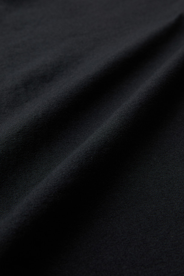 에센셜 폴로 긴팔 티셔츠는 블랙 컬러의 베이직 스타일 폴로 티셔츠입니다. 흡습속건 기능과 신축성을 갖춘 폴리에스테르와 소로나 혼방 소재로 제작되어 편안한 착용감을 제공합니다. 컴포트핏으로 디자인되었으며, 레귤러 기장의 긴소매와 폴로넥이 특징입니다. YKK 스냅 버튼, 겨드랑이 활동 패턴, 더블 스티치 봉제, 펜슬 홀더, 볼디스트 심볼 라벨 등의 디테일이 돋보입니다. 출근룩, 비즈니스 캐주얼, 워크샵룩 등 다양한 TPO에 활용하기 좋은 클래식, 미니멀, 워크웨어 스타일의 제품입니다.
