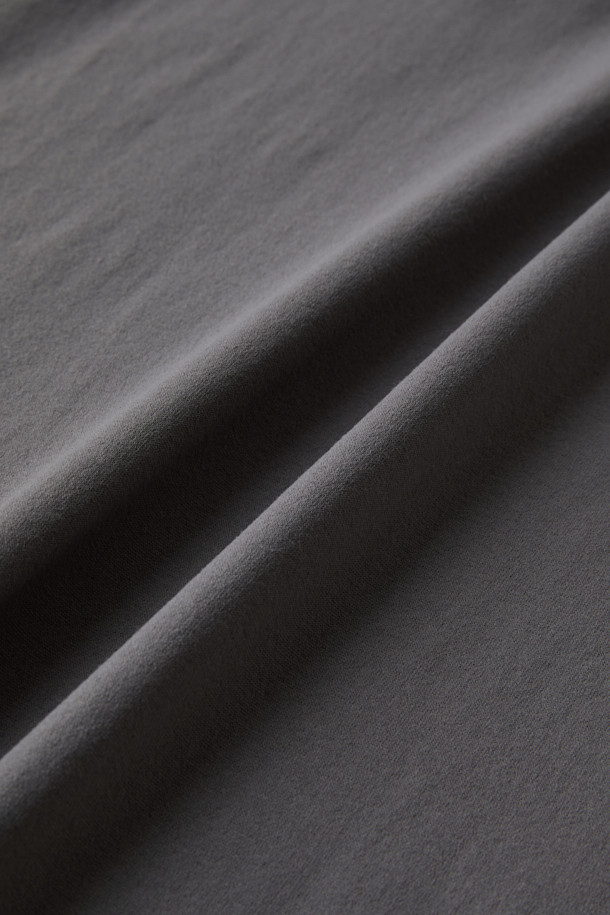 에센셜 폴로 긴팔 티셔츠는 베이직한 스타일의 컴포트핏 폴로넥 긴팔 티셔츠입니다. 일상과 워크웨어 모두에 적합하며, 출근룩과 비즈니스 캐주얼 스타일을 연출하기 좋습니다. 폴리에스테르와 소로나 혼방 소재로 제작되어 흡습, 속건, 신축성이 우수합니다. YKK 스냅 버튼, 겨드랑이 활동 패턴, 더블 스티치 봉제 등의 디테일과 펜슬 홀더, 볼디스트 심볼 라벨이 특징입니다. 클래식, 미니멀, 워크웨어 스타일을 선호하는 분들께 추천합니다.
