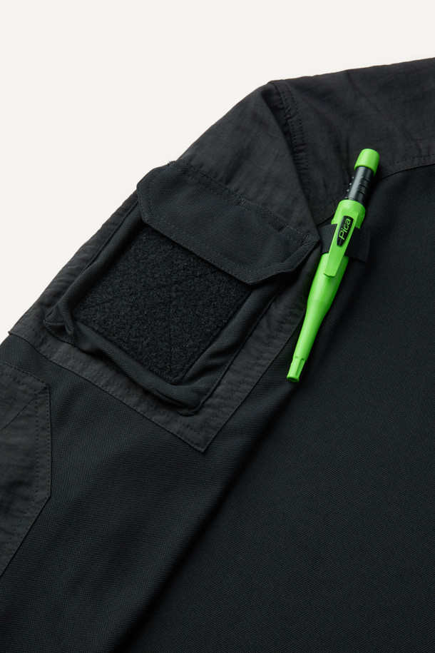 블랙 색상의 택티컬 폴로 긴팔 티셔츠입니다. 일상, 작업용, 출근룩, 여행룩, 워크샵룩 등 다양한 TPO에 적합하며, 캐주얼, 미니멀, 워크웨어 스타일을 연출할 수 있습니다. 나일론과 폴리에스테르 혼방 소재로 제작되어 흡습, 속건, 항균, 통기성, 신축성이 우수합니다. 밀리터리 무드의 스탠다드핏 폴로넥 디자인으로, 양쪽 가슴 펜 홀더, 소매 플랩 포켓, 벨크로 디테일, 사이드 밑단 트임, YKK 스냅 버튼, 벨크로 시스템 등 실용적인 특징을 갖추었습니다. 긴소매 기장의 무지 디자인으로, 레귤러 기장으로 제작되었습니다.
