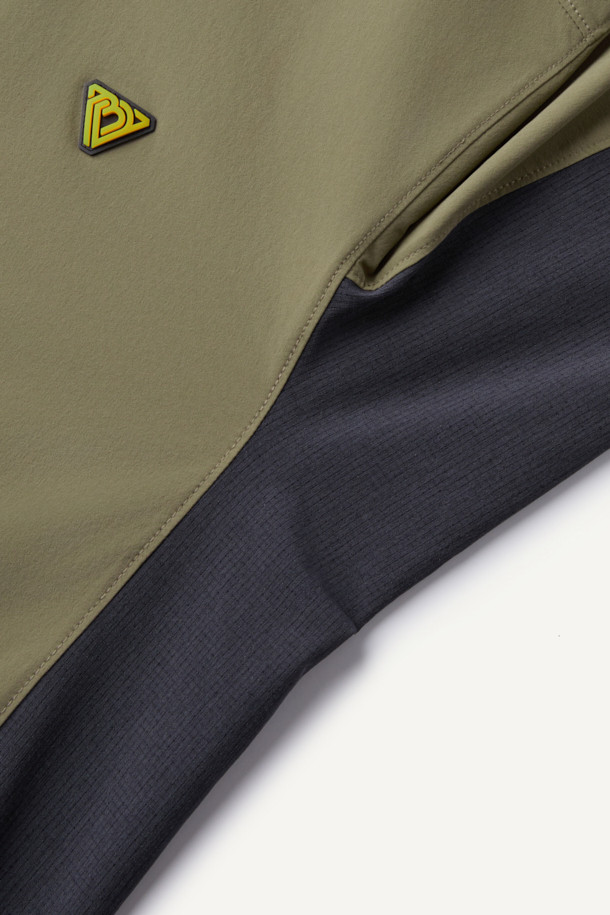 액티브 우븐 스트레치 스웻셔츠 V3는 활동적인 일상과 스포츠 활동에 적합한 공용 스웻셔츠입니다. 카키와 네이비 두 가지 색상으로 출시되었으며, 봄, 가을에 착용하기 좋습니다. 얇고 부드러운 나일론 소재로 제작되어 뛰어난 착용감을 선사하며, 4방향 스트레치 기능으로 활동성을 높였습니다. DWR 발수 가공 처리로 생활 방수가 가능하며, 땀을 빠르게 흡수하고 건조시키는 속건 기능으로 쾌적함을 유지합니다. 산책, 여행, 피트니스룩 등 다양한 TPO에 스포티, 캐주얼, 미니멀 스타일로 활용할 수 있습니다. 양 사이드 포켓과 펜 포켓이 있으며, 와펜 및 로고 패치 탈부착이 가능하여 실용성을 더했습니다.
