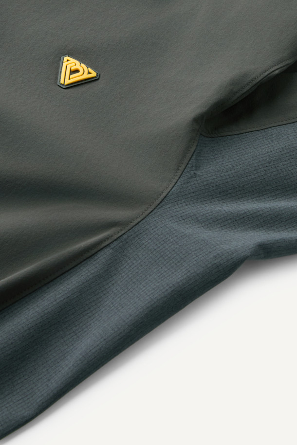 액티브 우븐 스트레치 스웻셔츠 V3는 스포츠 활동과 일상에서 모두 활용 가능한 스포티하고 캐주얼한 스타일의 상의입니다. 봄, 가을에 적합하며, 4WAY 스트레치 기능과 나일론 소재를 사용하여 활동성을 높였습니다. 생활 방수 기능과 DWR 발수 가공으로 갑작스러운 날씨 변화에도 대응할 수 있으며, 통기성과 속건 기능도 갖춰 쾌적함을 유지합니다. 컴포트핏 라운드넥 디자인에 무지 패턴, 긴 소매 기장이 특징이며, 벨크로 시스템, 양사이드 포켓, 펜 포켓을 더해 실용성을 더했습니다. 산책, 피트니스, 여행 등 다양한 TPO(Time, Place, Occasion)에 매치하여 미니멀한 스타일을 연출할 수 있습니다.
