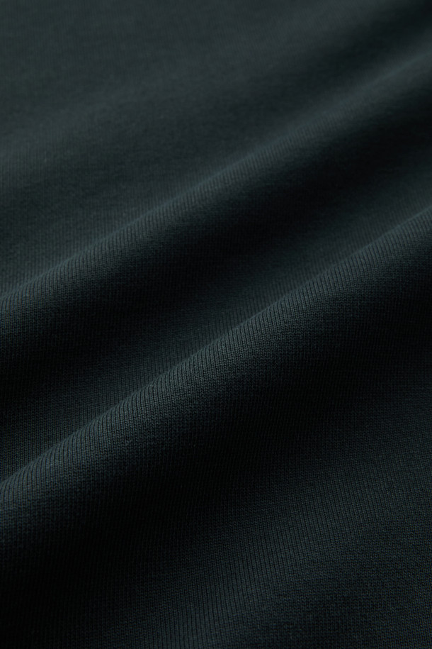 ONELIFE(원라이프) 직업군 그래픽 스웻셔츠는 캐주얼, 스트릿, 미니멀 스타일을 아우르는 공용 스웻셔츠입니다. 블랙 컬러에 봄, 가을, 겨울 모두 착용 가능한 두꺼운 두께감으로 제작되었습니다. 면과 폴리에스터 혼방 소재로 제작되어 부드러운 촉감을 선사하며, 컴포트 핏으로 편안한 착용감을 제공합니다. ONELIFE 콜라보레이션으로 탄생한 직업군 그래픽 디자인과 넥라인 삼각 인서트, 볼디스트 삼각 심볼이 특징입니다. 라운드넥과 긴소매 디자인으로 다양한 스타일 연출에 용이합니다.
