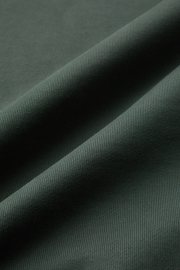 ONELIFE (오네이프) 직업군 그래픽 스웻셔츠는 남녀 모두 착용 가능한 캐주얼, 스트릿 스타일의 상의입니다. 가을, 겨울 시즌에 어울리는 두꺼운 두께감의 면, 폴리에스터 혼방 소재로 제작되었으며, 부드러운 촉감을 선사합니다. 카키, 그린 두 가지 색상으로 제공되며, ONELIFE 콜라보레이션으로 탄생한 직업군 그래픽 디자인과 볼디스트 삼각 심볼, 넥라인 삼각 인서트 디테일이 특징입니다. 컴포트핏 라운드넥 디자인으로 일상, 캠핑룩 등 다양한 TPO에 활용 가능합니다. 긴 소매 기장의 스웻셔츠로 편안하면서도 개성 있는 스타일을 연출해보세요.
