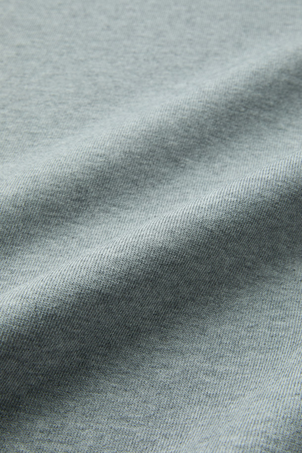 ONELIFE(원라이프) 직업군 그래픽 스웻셔츠는 캐주얼, 스트리트, 미니멀 스타일을 아우르는 공용 스웻셔츠입니다. 부드러운 면과 폴리에스터 혼방 소재로 제작되어 봄, 가을, 겨울 모두 착용 가능하며, 두꺼운 두께감으로 보온성을 더했습니다. 컴포트 핏의 레귤러 기장으로 편안한 착용감을 제공하며, 라운드넥과 긴 소매 디자인이 특징입니다. ONELIFE 콜라보레이션으로 제작된 직업군 그래픽 디자인과 볼디스트 삼각 심볼, 넥라인 삼각 인서트가 돋보이는 유니크한 스타일을 연출합니다. 컬러는 어디든 매치하기 쉬운 그레이 색상입니다.
