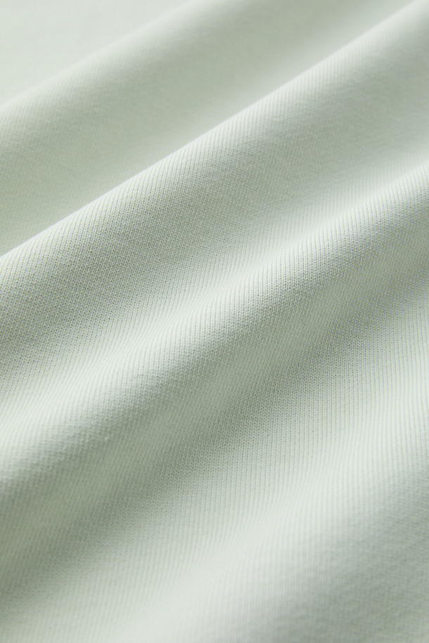 ONELIFE(원라이프) 직업군 그래픽 스웻셔츠는 캐주얼, 스트리트, 미니멀 스타일을 추구하는 당신을 위한 아이템입니다. 봄, 가을, 겨울 모두 착용 가능하며, 일상 및 캠핑룩에 활용하기 좋습니다. 면과 폴리에스터 혼방의 부드러운 촉감과 두꺼운 두께감으로 편안함을 선사합니다. ONELIFE 콜라보레이션으로 제작되었으며, 직업군 그래픽과 볼디스트 삼각 심볼, 넥 라인의 삼각 인서트 디자인이 특징입니다. 라운드넥, 긴 소매, 컴포트 핏으로 제작되었으며, 화이트, 레드 두 가지 색상으로 만나볼 수 있습니다.
