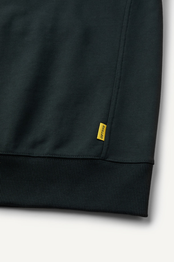 블랙 컬러의 워크 후드 스웻셔츠입니다. 면, 폴리에스터, 나일론 혼방의 두꺼운 소재로 제작되어 봄, 가을, 겨울 착용에 적합하며, 일상과 워킹 시 활용하기 좋습니다. 컴포트핏으로 편안한 착용감을 제공하며, 후드 디자인과 금속 스냅, 4구 펜 포켓, 캥거루 포켓, 소매 펜꽂이 포켓, 볼디스트 심볼 라벨 등의 특징을 갖추었습니다. 캐주얼, 미니멀, 워크웨어 스타일을 즐기는 분들께 출근룩과 캠핑룩으로 추천합니다. 무지 디자인으로 어떤 스타일에도 쉽게 매치할 수 있습니다.
