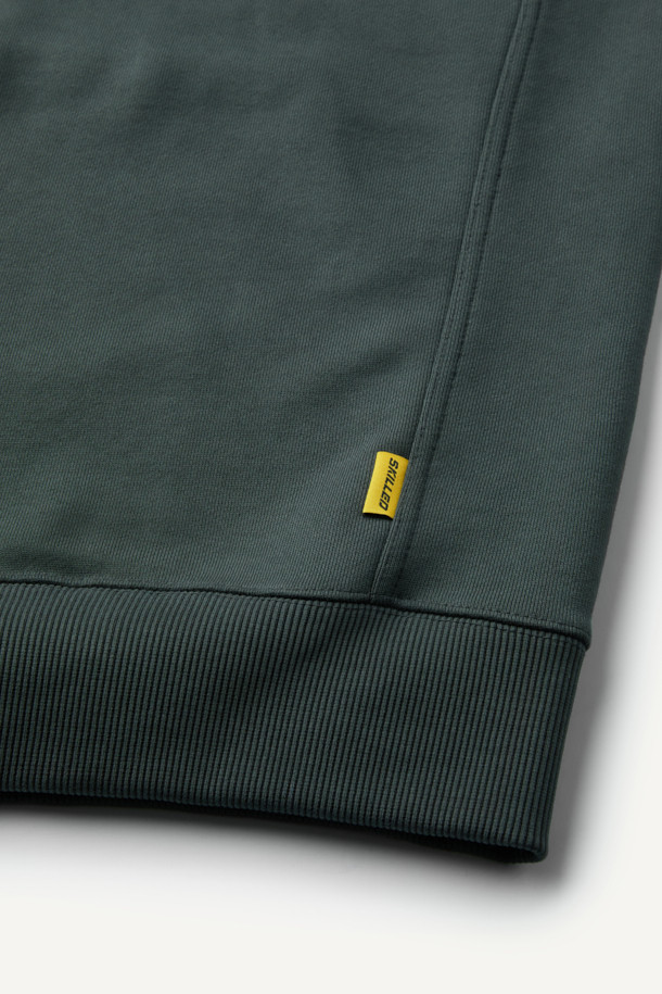 워크 후드 스웻셔츠는 일상과 워킹, 캠핑룩에 모두 잘 어울리는 스타일리시한 후드 스웻셔츠입니다. 봄, 가을, 겨울 세 계절 모두 착용 가능하며, 그린 컬러의 무지 디자인으로 어떤 옷에도 쉽게 매치할 수 있습니다. 넉넉한 컴포트핏에 두꺼운 두께감으로 따뜻하고 포근한 착용감을 선사하며, 부드러운 촉감이 특징입니다. 금속 스냅 후드, 4구 펜포켓, 캥거루 포켓, 왼쪽 소매 펜꽂이 포켓 등 실용적인 디테일이 돋보이며, 내구성이 뛰어납니다. 면, 폴리에스테르, 나일론 혼방 소재로 제작되어 튼튼하며, 볼디스트 심볼 라벨이 디자인의 완성도를 높입니다.
