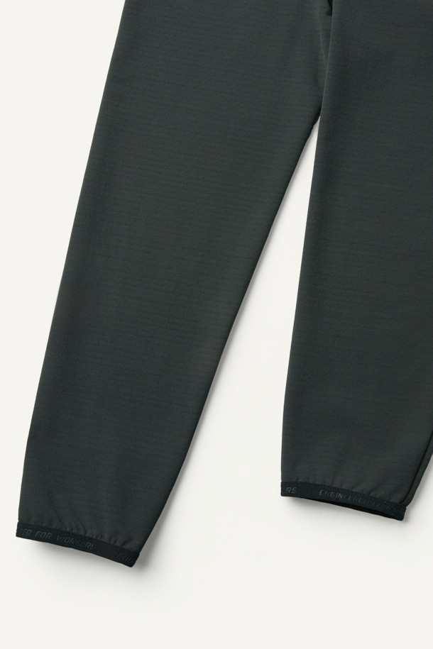 겨울철 따뜻함을 책임질 윈터 반집업 긴팔 티셔츠(코듀라)입니다. 코듀라, 스판덱스, 플리스 소재 혼방으로 뛰어난 내구성과 신축성, 부드러운 촉감과 보온성을 제공합니다. 안감은 플리스로 마감하여 한겨울에도 쾌적하게 착용 가능하며, 스포티하면서도 베이직한 디자인으로 일상, 워킹, 여행 등 다양한 TPO에 활용하기 좋습니다. YKK 지퍼, 지퍼 하단 쉘터 보강, 왼쪽 소매 펜꽂이 포켓, 양쪽 사이드 스트레치 배색, 소매단 접밴드 등 디테일한 디자인이 돋보입니다. 다크 그린 색상의 무지 패턴으로 미니멀하고 캐주얼한 스타일을 연출해보세요.
