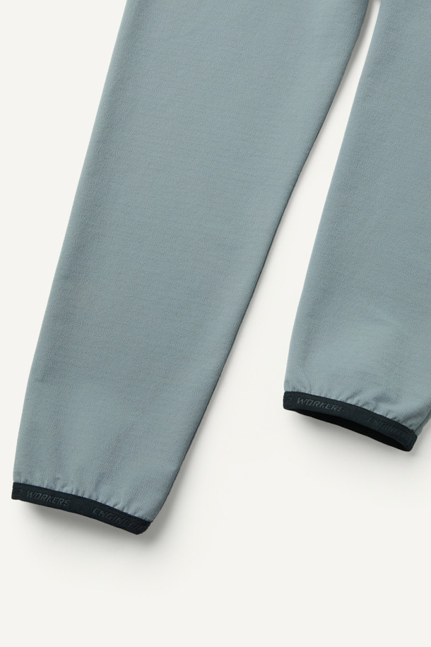 겨울철 추위에도 끄떡없는 윈터 반집업 긴팔 티셔츠(코듀라)입니다. 보온성을 극대화하는 플리스 안감과 두꺼운 두께감, 코듀라, 스판덱스, 플리스의 혼방으로 뛰어난 내구성과 신축성을 자랑합니다. 부드러운 촉감과 스탠다드 핏으로 편안한 착용감을 선사하며, YKK 지퍼, 지퍼 하단 쉘터 보강, 왼쪽 소매 펜꽂이 포켓, 양쪽 사이드 스트레치 배색 등의 디테일로 기능성을 더했습니다. 일상, 워킹, 출근룩, 혹은 워크샵룩 등 다양한 TPO에 어울리는 스포티하고 베이직한 스타일의 티셔츠입니다.
