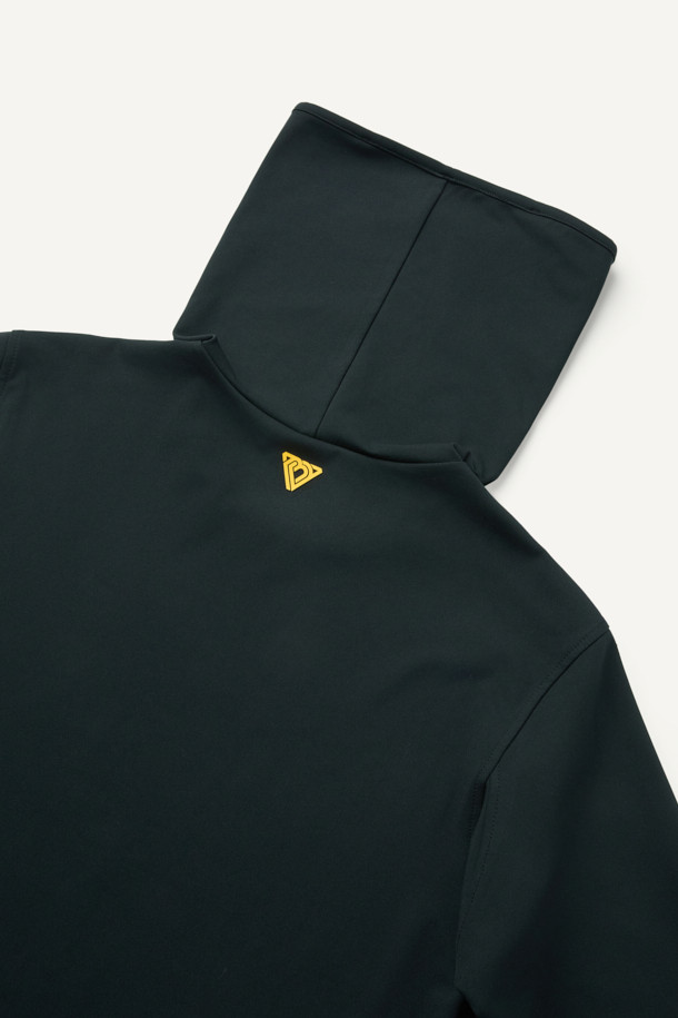 **윈터 기모 터틀넥 긴팔 티셔츠**는 겨울철 추위에도 따뜻함과 스타일을 동시에 잡을 수 있는 아이템입니다. 부드러운 기모 안감과 보온 기능을 갖춰 쌀쌀한 날씨에도 쾌적하게 착용 가능합니다. 데일리룩, 피트니스룩, 러닝룩 등 다양한 TPO에 활용할 수 있으며, 스포티, 미니멀, 캐주얼 스타일을 연출하기 좋습니다. 신축성이 우수한 폴리에스테르, 스판덱스 혼방 소재로 활동성을 높였으며, 손목 밴드 처리와 겨드랑이 액션 분량(거싯) 디테일로 편안한 착용감을 제공합니다. 블랙 색상에 무지 디자인으로 어떤 옷에도 쉽게 매치할 수 있으며, 귀걸이용 고리가 있어 편리합니다.
