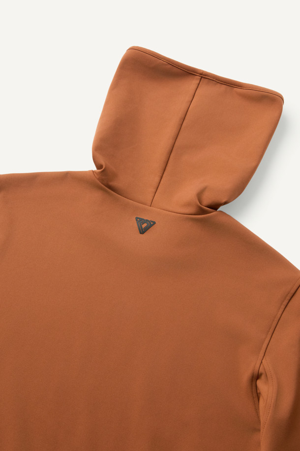 보온성과 활동성을 갖춘 윈터 기모 터틀넥 긴팔 티셔츠입니다. 부드러운 촉감의 폴리에스테르, 스판덱스 혼방 소재에 기모 안감을 더해 한겨울에도 따뜻하게 착용 가능합니다. 베이직 스타일의 무지 디자인으로 다양한 겨울 데일리룩과 스포츠 활동에 활용하기 좋습니다. 테크핏 핏과 긴소매, 터틀넥 디자인으로 보온성을 높였으며, 손목 밴드와 겨드랑이 액션 분량(거싯)으로 활동성을 더했습니다. 귀걸이용 고리 장착과 로고 전사가 돋보이는 미니멀, 캐주얼, 스포티 스타일의 티셔츠입니다.
