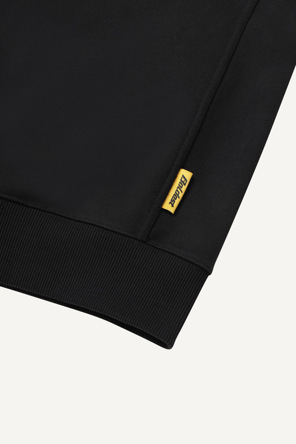 시그니처 스웻셔츠 V4는 워크 및 일상생활에서 활용하기 좋은 공용 스웻셔츠입니다. 봄, 가을, 겨울 계절에 적합하며, 스포티하고 베이직한 스타일을 연출합니다. 면, 폴리에스터, 나일론 혼방의 두꺼운 소재로 제작되어 부드러운 촉감과 흡습, 보온, 내구성을 갖췄습니다. 라운드넥에 컴포트핏의 레귤러 기장으로 제작되었으며, 가슴 자수 로고와 앞주머니 2개, 어깨/팔꿈치 보강, 벨크로 시스템, 뒷목 행거루프 등의 디테일이 돋보입니다. 출근룩이나 겨울 데일리룩으로 캐주얼하게 코디하기 좋습니다.
