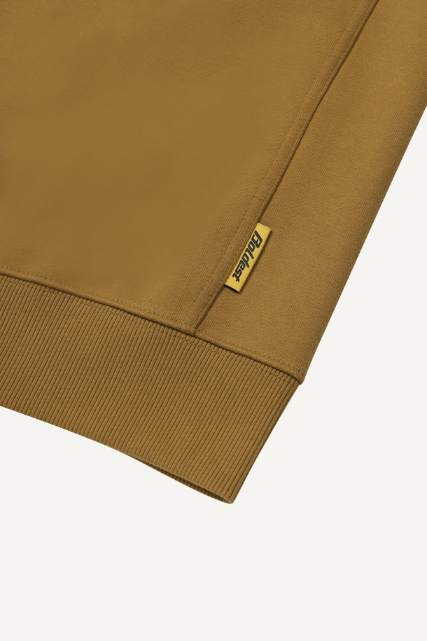 **시그니쳐 스웻셔츠 V4**는 베이직하고 스포티한 무드를 연출하는 공용 스웻셔츠입니다. 봄, 가을, 겨울에 착용하기 좋으며, 일상, 워크 활동에 적합합니다. 두꺼운 두께감의 면, 폴리에스테르, 나일론 혼방 소재로 제작되어 부드러운 촉감과 보온성, 내구성을 제공합니다. 콤포트핏 레귤러 기장의 라운드넥 긴 소매 디자인으로 벨크로 패치 부착, 앞주머니 2개, 어깨/팔꿈치 보강, 행거루프, 가슴 자수 등의 특징을 갖추었습니다. 겨울 데일리룩, 워크샵룩, 캠핑룩 등 다양한 스타일 연출에 활용하기 좋은 캐주얼, 미니멀, 스포티 스타일의 스웻셔츠입니다.
