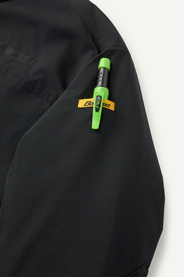 워크 경량 패딩은 캐주얼하고 스포티한 스타일의 겨울용 아우터입니다. 블랙 색상의 무지 디자인으로, 출근룩과 여행룩에 모두 활용하기 좋습니다. 나일론 소재로 제작되어 가볍고 부드러운 촉감을 선사하며, 두꺼운 두께감으로 뛰어난 보온성을 제공합니다. 생활 방수 기능과 투습 기능으로 쾌적함을 유지하며, 지퍼와 스냅으로 여밀 수 있습니다. 6개의 포켓과 스토퍼 디테일로 실용성을 더한 스탠다드핏 긴소매 패딩입니다.
