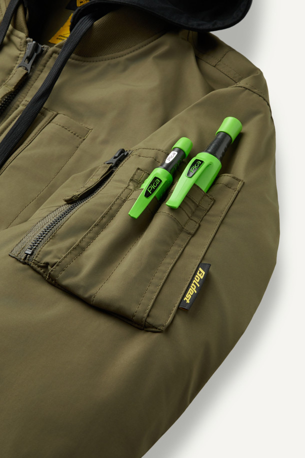 워크 MA-1 패딩 파카 V4는 일상과 워크웨어 스타일을 아우르는 남녀 공용 아우터입니다. 카키와 올리브 두 가지 색상으로 출시되었으며, 가을과 겨울에 따뜻하게 입을 수 있도록 두꺼운 두께감의 폴리에스테르 소재로 제작되었습니다. 컴포트핏으로 편안한 착용감을 제공하며, YKK 2WAY 지퍼, 13개 포켓, 후드 탈부착, 벨크로 시스템, 시보리 디테일, 아일렛 통기성 등 다양한 디테일이 돋보입니다. 생활방수, 방풍, 보온, 통기성 기능으로 실용성을 높였으며, 출근룩, 워크웨어, 스트리트, 미니멀 스타일을 즐겨 입는 분들께 추천합니다.
