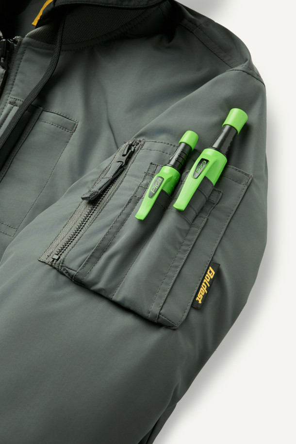 워크 MA-1 패딩 파카 V4는 일상과 워크웨어 스타일을 아우르는 남녀 공용 아우터입니다. 두꺼운 두께감의 폴리에스테르 소재에 안감은 패딩 처리하여 가을, 겨울철 뛰어난 보온성을 제공하며 일상적인 활동은 물론 출근룩으로도 활용 가능합니다. 밀리터리, 스포티 무드를 동시에 느낄 수 있으며, 무지 디자인에 후드 탈부착, YKK 2WAY 지퍼, 13개 포켓 시스템, 벨크로, 시보리, 아일렛 등 다양한 디테일이 돋보입니다. 생활 방수, 방풍 기능으로 외부 환경으로부터 보호하며, 컴포트핏 레귤러 기장으로 편안한 착용감을 선사합니다.
