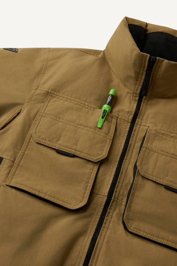 아라미드 쉴드 프리마로프트 워크 패딩 V2는 워크웨어와 일상, 스포티한 스타일을 아우르는 남녀 공용 겨울 아우터입니다. 베이지와 블랙 두 가지 색상으로 출시되었으며, 튼튼한 내구성과 보온성을 위해 아라미드, 코듀라, 프리마로프트 소재를 사용했습니다. 9개의 수납 포켓, D링 고리, 밑단 스트링 조절, 벨크로 시스템, 알루미늄 히팅 안감 등의 디테일이 돋보입니다. 발수 및 내열 기능으로 쾌적함을 더하며, 출근룩, 여행룩, 캠핑룩 등 다양한 TPO에 활용 가능합니다.
