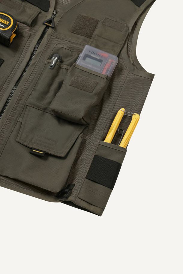 일렉트릭션 베스트는 작업용 또는 일상생활에서 활용 가능한 남성용 베스트입니다. 카키와 블랙 두 가지 색상으로 제공되며, 봄, 여름, 가을 계절에 착용하기 좋습니다. 워크웨어 스타일의 레귤러핏으로 디자인되었으며, 브이넥과 민소매 디자인이 특징입니다. 두꺼운 두께의 도비/메쉬 혼방 소재로 제작되어 뻣뻣한 촉감을 제공하며, 통기성과 수납 기능을 갖췄습니다. 총 12개의 포켓, YKK 스냅/지퍼, 다용도 몰리 시스템, D링 3개, 내구성 강화, 전기공 전용 디자인 등 다양한 특징을 갖춘 실용적인 아이템입니다.
