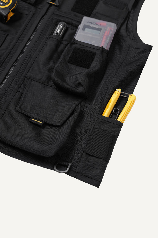 일렉트릭션 베스트는 남성용 워크웨어 스타일의 작업 조끼입니다. 두껍고 뻣뻣한 도비 및 메쉬 소재로 제작되었으며, 사계절 착용이 가능합니다. 총 12개의 포켓과 다용도 몰리 시스템, YKK 스냅/지퍼, D링 3개가 있어 뛰어난 수납력과 실용성을 제공합니다. 전기공 전용 디자인으로 제작되었으며, 브이넥, 레귤러핏, 민소매 디자인이 특징입니다. 출근룩과 워크샵룩, 캐주얼, 미니멀 스타일 연출에 적합하며, 내구성이 뛰어나 작업 환경에서 쾌적함과 편리함을 더합니다.
