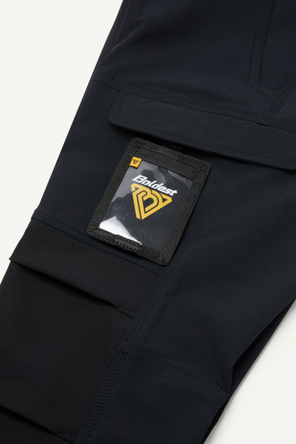 워크 네임택 V3는 여행, 출근, 비즈니스 캐주얼 등 다양한 TPO에 어울리는 네임택입니다. 미니멀, 캐주얼, 클래식 스타일을 아우르며, 블랙과 옐로우 두 가지 색상으로 출시되었습니다. 나일론 소재의 스몰 사이즈(80 x 115mm) 사각형 디자인으로, 로고 패턴과 스냅/벨크로 디자인 장식이 특징입니다. 3WAY 활용 가능하며, ID카드 홀더, 카드 수납 2구, 엘라스틱 밴드, 경량(50g) 및 내마모성 기능을 갖추어 실용성을 높였습니다. 사이즈 조절 및 분리가 가능하며, 스냅형/벨크로형 잠금 방식으로 사용이 편리합니다.
