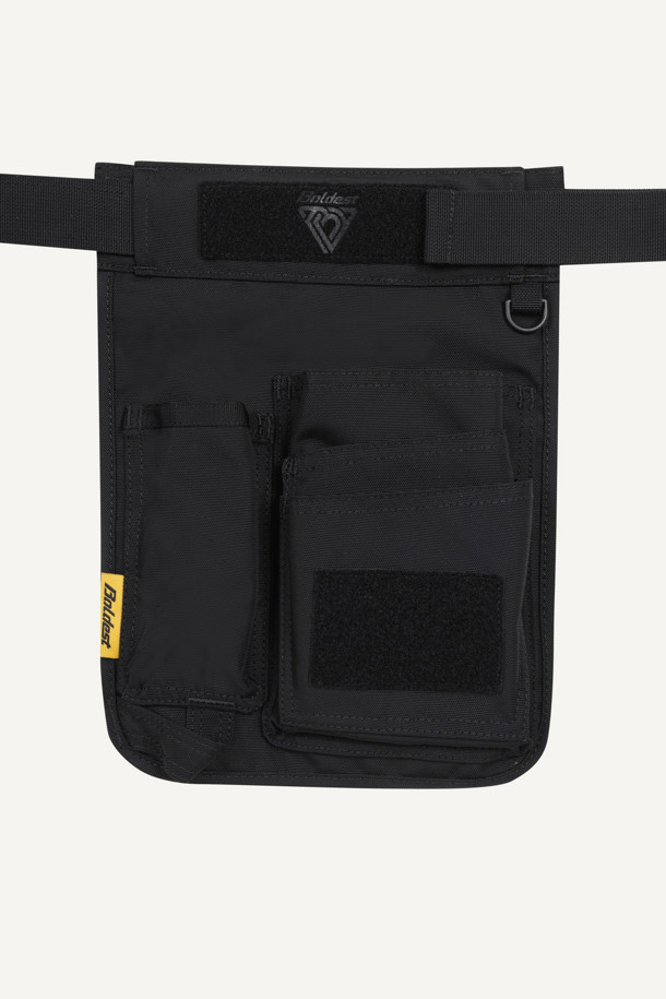 워크 페인터 벨트는 작업용 및 페인팅 작업에 최적화된 실용적인 아이템입니다. 블랙, 화이트 두 가지 색상으로 제공되며, 내구성이 뛰어난 나일론 소재를 사용했습니다. 3개의 파우치로 구성되어 있으며, 대형 메인 파우치, 좌/우측 보조 파우치로 넉넉한 수납공간을 제공합니다. 벨크로형 잠금 방식으로 간편하게 탈부착 가능하며, 고정력을 강화한 벨크로와 D링, 와펜 디자인으로 실용성과 스타일을 모두 갖췄습니다. 전면 및 후면 착용이 가능하며, 파우치 탈부착 및 사이즈 조절이 용이하여 워크샵룩, 출근룩과 같은 워크웨어, 캐주얼, 미니멀 스타일을 연출하기 좋습니다. 페인터 전용 툴을 최적화하여 작업 효율을 높여줍니다.
