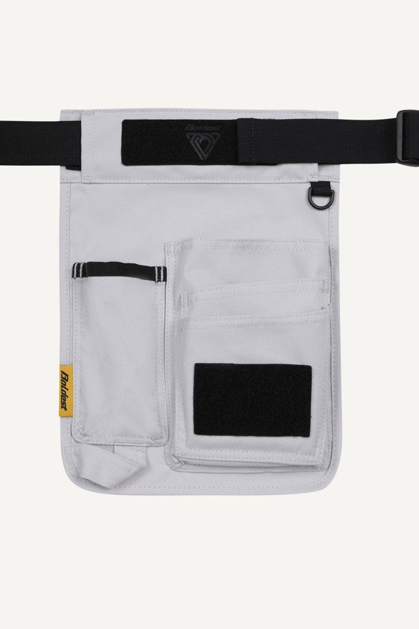 워크 페인터 벨트는 작업 시 편리함을 더하는 실용적인 아이템입니다. 튼튼한 나일론과 폴리에스테르 소재로 제작되어 내구성이 뛰어나며, 작업용, 페인팅, 미장 등 다양한 용도로 활용 가능합니다. 화이트와 블랙 두 가지 색상으로 출시되었으며, 수납, 탈부착, 커스터마이징 기능을 제공합니다. 대형 메인 파우치, 좌/우측 보조 파우치로 넉넉한 수납공간을 확보하고, D링, 벨크로, 와펜 디테일로 포인트를 더했습니다. 40mm 웨빙과 PU 코팅으로 고정력과 내구성을 강화하여 워크웨어, 고프코어, 캐주얼 스타일의 캠핑룩, 가을 나들이룩, 워크샵룩에 잘 어울립니다.
