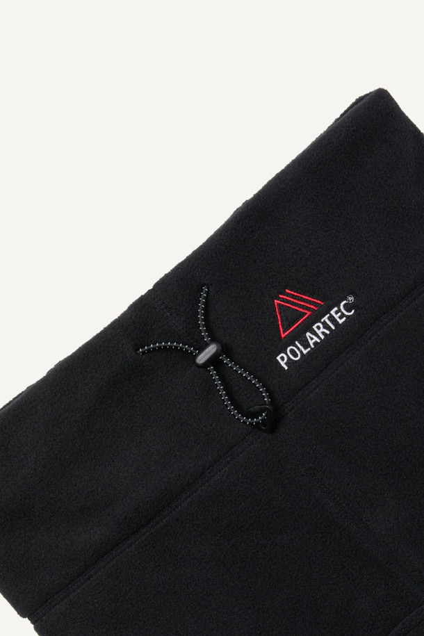 워크 폴라텍 브레서블 넥워머는 겨울철 보온성을 책임지는 필수템입니다. 폴라텍 200 시리즈 소재와 부드러운 플리스 소재를 사용하여 뛰어난 보온성과 부드러운 촉감을 선사합니다. 뒤쪽 사이즈 조절 기능과 E스트링, 스토퍼 여밈 방식으로 착용감을 높였으며, 안쪽에는 매쉬 소재를 덧대어 통기성을 더했습니다. 워킹, 일상, 등산, 캠핑 등 다양한 TPO와 캐주얼, 미니멀, 고프코어 스타일을 아우르는 활용도 높은 넥워머로, 무게는 약 100g입니다.
