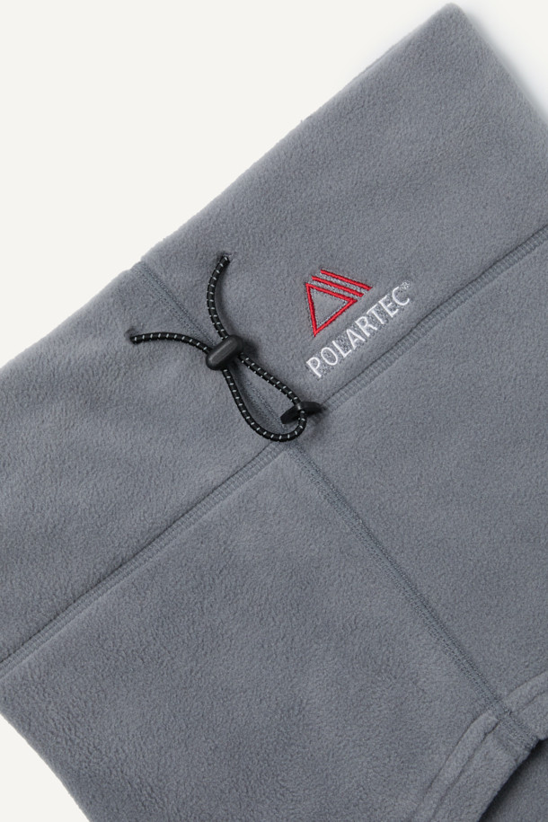 워크 폴라텍 브레서블 넥워머는 워킹, 일상, 등산, 캠핑룩 등 다양한 TPO에 활용 가능한 넥워머입니다. 부드러운 플리스 소재와 폴리에스테르 소재로 제작되어 겨울철 보온성을 높여줍니다. 그레이 컬러에 얼굴까지 덮을 수 있는 디자인으로, E스트링 사이즈 조절과 매쉬 안감을 통해 편안한 착용감을 제공합니다. Polartec 200 시리즈 소재를 사용하여 뛰어난 통기성을 자랑하며, 자수 로고와 스토퍼 디테일이 돋보이는 캐주얼, 고프코어, 미니멀 스타일의 넥워머입니다. 무게는 100g입니다.
