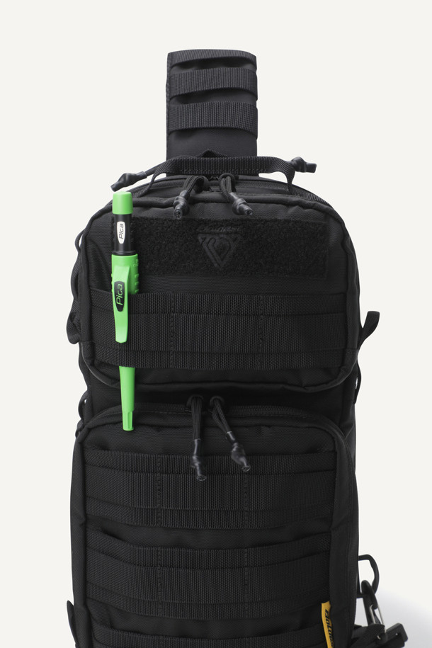 워크 몰리 슬링백 V2는 5L 용량의 미디엄 사이즈 남성용 슬링백입니다. 1,260D 나일론사를 사용하여 내구성을 높였으며, 몰리 시스템, 3개의 수납공간, 메쉬 등판, 벨크로, 웨빙 디테일로 실용성을 더했습니다. 일상 및 출퇴근 용도로 적합하며, 블랙 색상의 무지 디자인에 사각 형태, 지퍼형 잠금 방식과 플라스틱 버클, 2-WAY 착용, 길이 조절 기능으로 밀리터리 및 텍티컬 스타일을 연출합니다.
