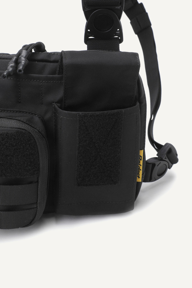 워크 체스트리그 V2는 1.5L 미디엄 사이즈의 블랙 색상 나일론 소재 체스트리그입니다. 메쉬 소재 등판과 회전형 스트랩 버클, 조절 가능한 어깨 패드로 편안한 착용감을 제공하며, 몰리 시스템과 다중 수납공간, 지퍼 및 벨크로형 잠금 방식으로 실용성을 더했습니다. 워크 및 일상 용도로 활용하기에 적합한 디자인과 기능을 갖춘 제품입니다.
