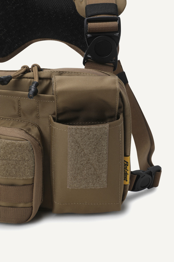 워크 체스트리그 V2는 1.5L 미디엄 사이즈의 브라운 컬러 체스트리그로, 1,260D 나일론 소재를 사용하여 내구성을 높였습니다. 몰리 시스템, 회전형 스트랩 버클, 메쉬 등판, 3개의 수납공간, 와펜 부착 가능 등 다양한 기능과 디자인을 갖춰 워크웨어 및 일상용으로 적합합니다. 어깨 패드 사이즈 조절이 가능하며, 지퍼형 및 벨크로형 잠금 방식으로 내용물을 안전하게 보관할 수 있습니다.
