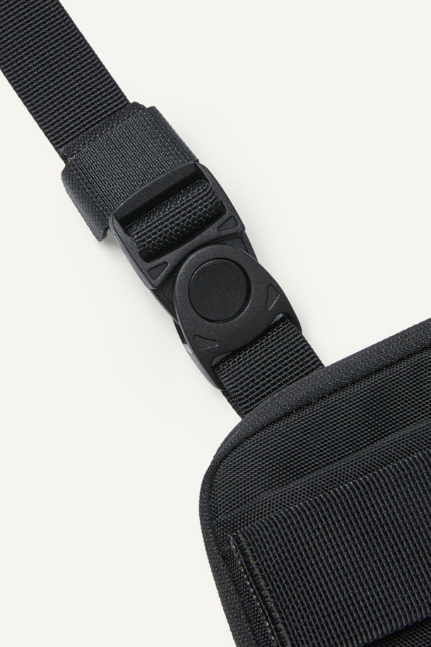 컴팩트 체스트 리그는 일상, 아웃도어, 워킹 활동에 적합한 가방입니다. 블랙 컬러의 나일론 소재로 제작되었으며, 컴팩트한 사이즈로 수납 기능을 제공합니다. 웨빙, 벨크로, 버클 등의 디자인 장식이 돋보이며, 몰리(MOLLE) 시스템, YKK 지퍼, 매쉬 그물망, 회전 버클, 고무 지퍼 손잡이, 스냅 단추 등 다양한 부자재를 사용하여 실용성을 높였습니다. 고프코어, 캐주얼, 스포티 스타일의 캠핑룩, 러닝룩에 매치하기 좋습니다.
